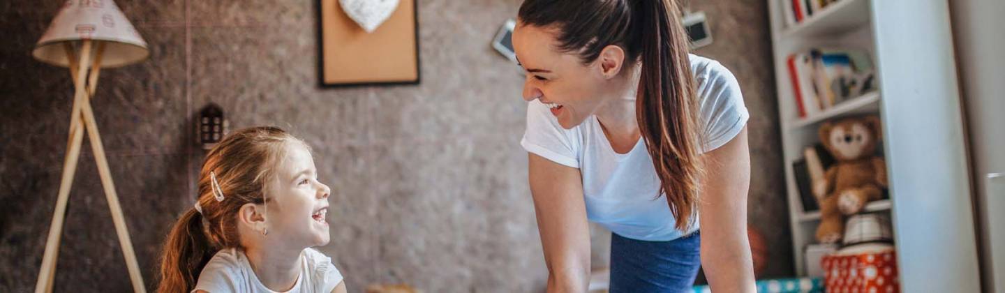 Una mamá y su hija haciendo ejercicios de yoga para niños