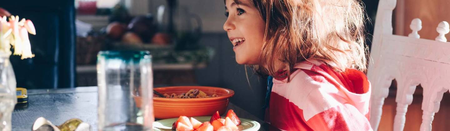 Una niña comiendo cereales para el desayuno