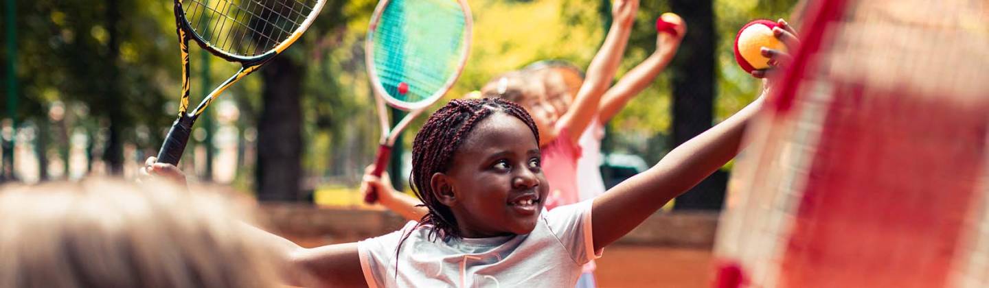Unos niños descubriendo los beneficios de jugar tenis