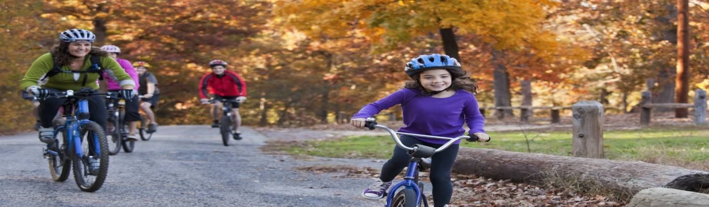 Niños montando bicicleta en un parque