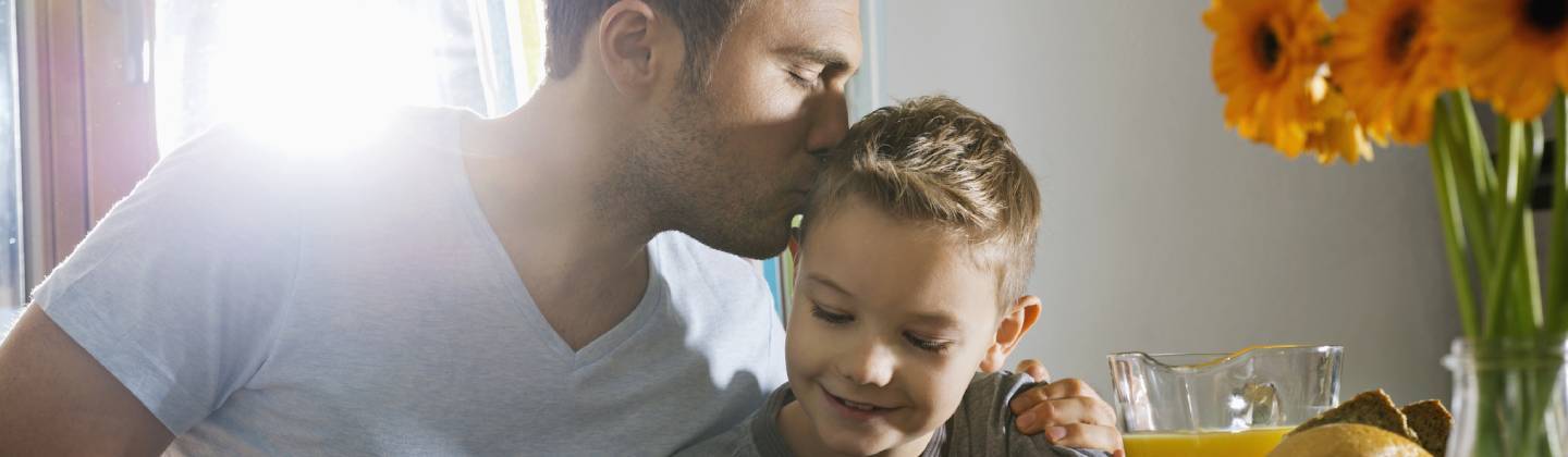 Papá e hijo disfrutando del desayuno