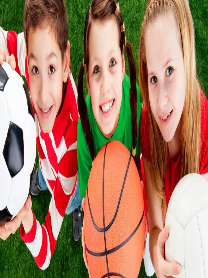 niños felices con pelotas deportivas