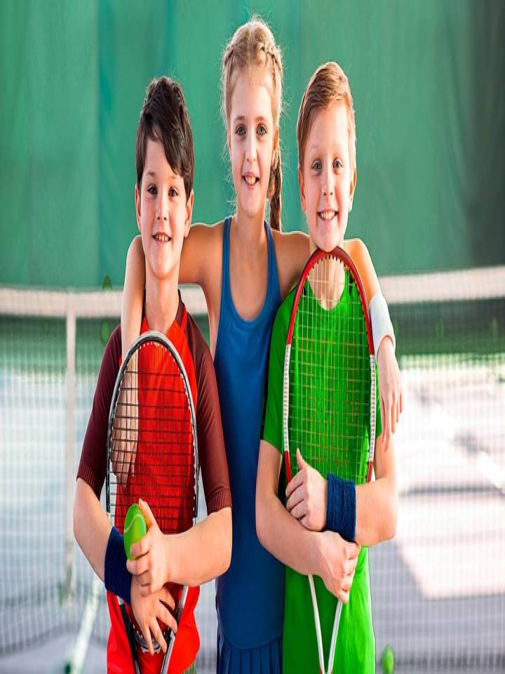 Niños tenistas mirando a la cámara sonrientes teniendo claro el significado de la amistad