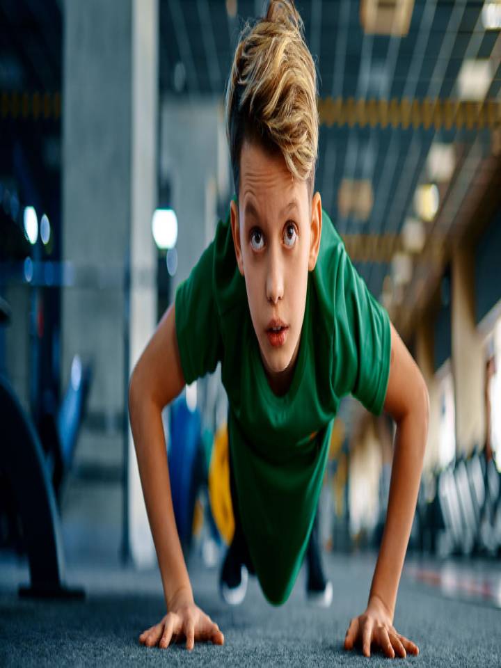 Niño haciendo lagartijas para ganar masa muscular