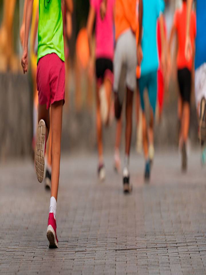 Niños corriendo y practicando ejercicios cardiovasculares