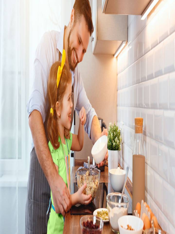 Papá e hija cocinando en el Día Mundial de la Alimentación