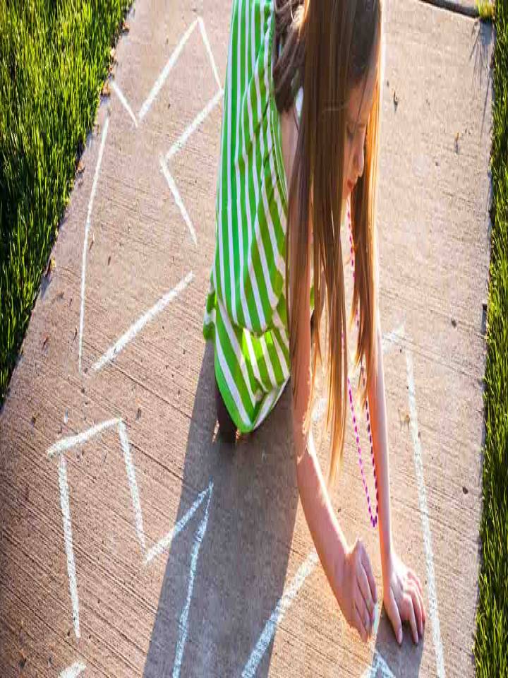 Una niña dibujando en el suelo el signo de reciclaje, importante para el desarrollo sostenible