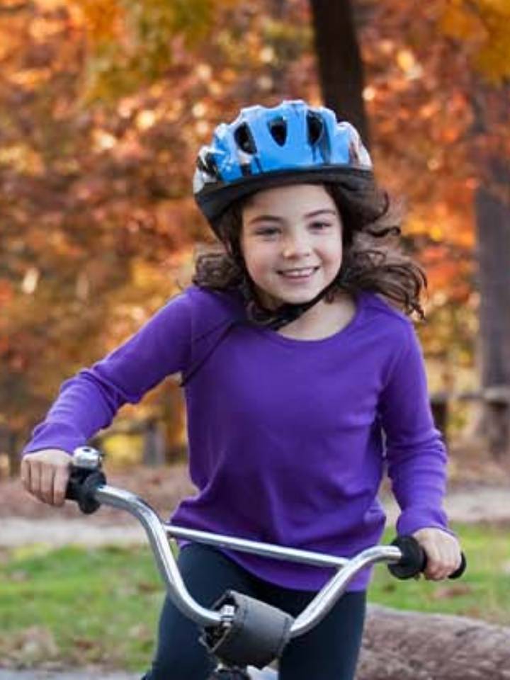 Una niña disfrutando de los beneficios de montar bicicleta