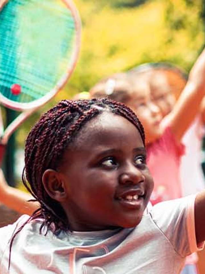 Unos niños descubriendo los beneficios de jugar tenis