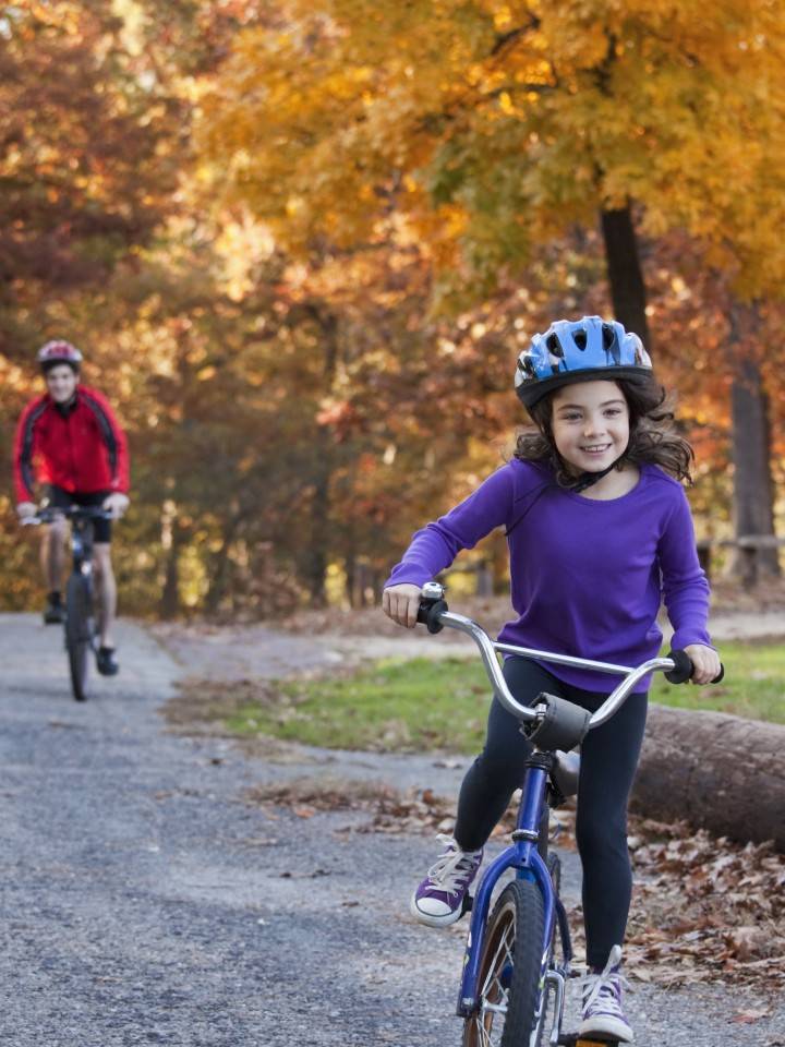 Niños montando bicicleta en un parque