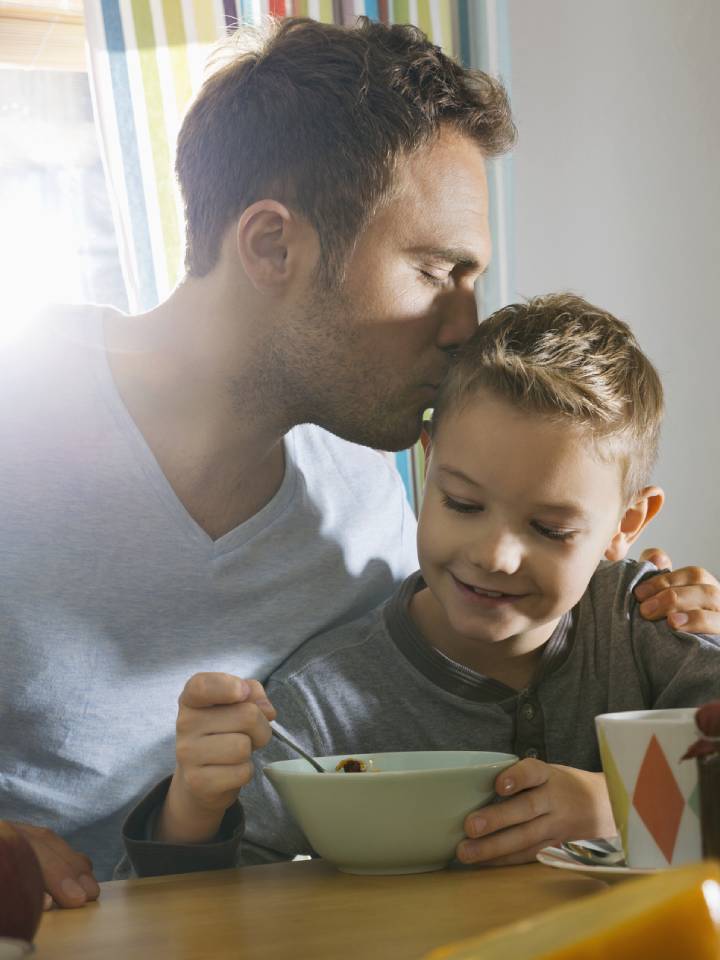 Papá e hijo disfrutando del desayuno