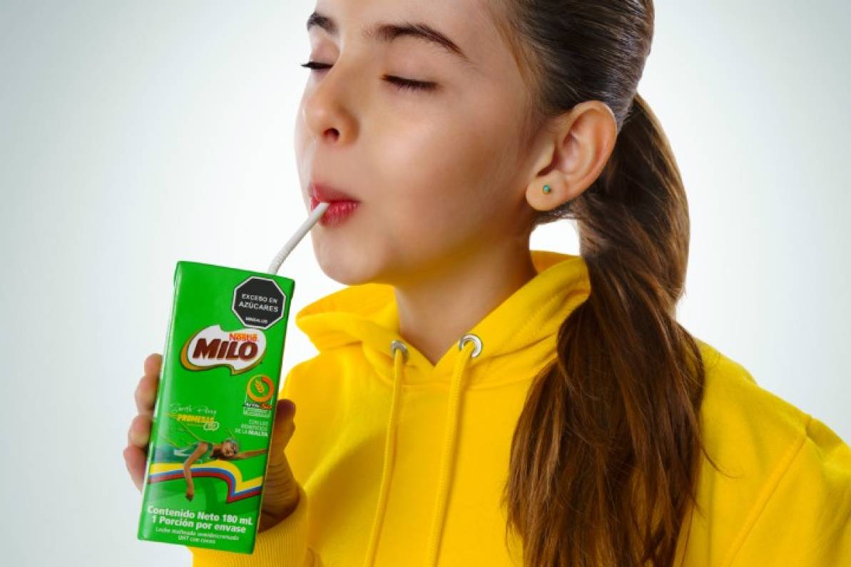 Niña tomando MILO® antes de practicar un deporte en equipo