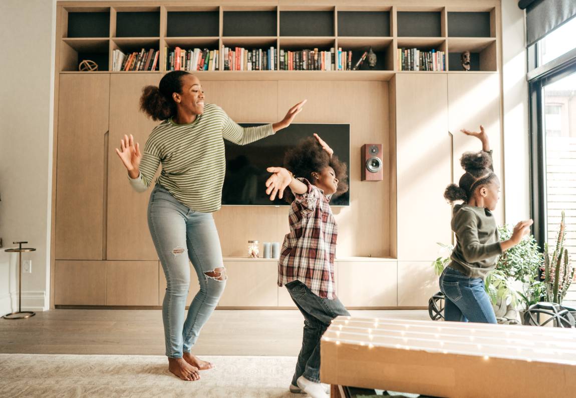 Niñas bailando junto a su mamá