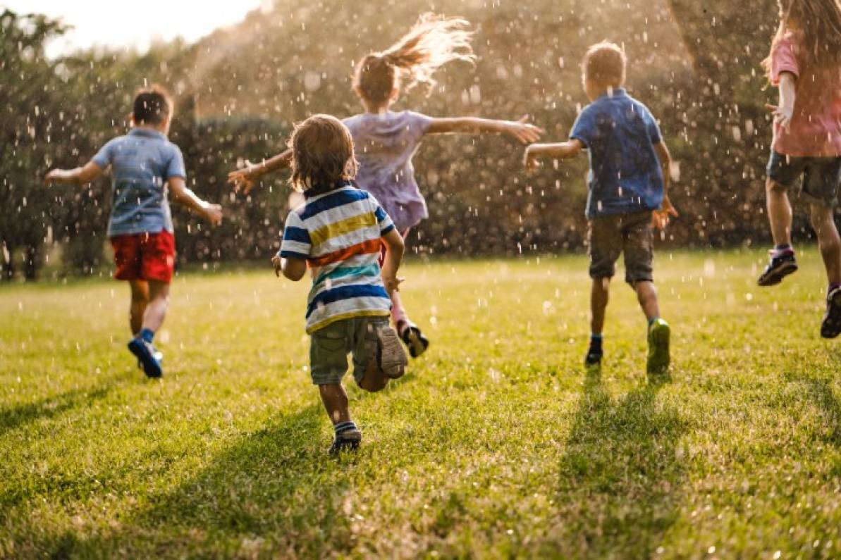 Niños corriendo bajo la lluvia
