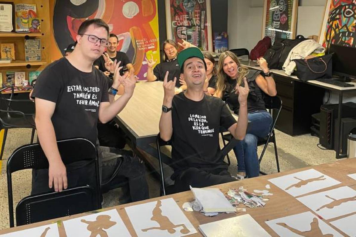 Participantes de La Casa de Carlota trabajando en las latas MILO®