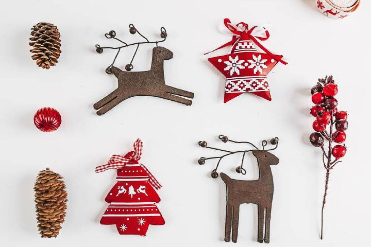 Manualidades navideñas como estrellas, árboles y renos